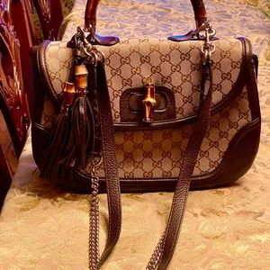 Gorgeous Gucci handbag with handle and two straps